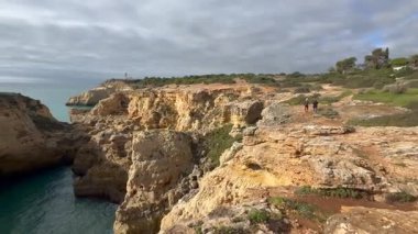 Güneşli günde Kaya oluşumları, Kayalıklar ve Atlantik Okyanusu. Algarve, Portekiz. Yüksek kalite fotoğraf