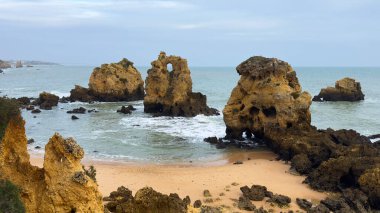 Güzel Praia dos Arrifes 'in yukarıdan görünüşü, Algarve plajı, Albufeira. Portekiz. Yüksek kalite fotoğraf