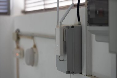 Çatıdaki telekom yapısına kablolar ve borular monte edilmiş hava geçirmez elektrik kutusu, endüstriyel teknoloji ayrıntıları. Yüksek kalite fotoğraf