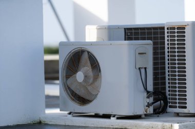 HVAC sistemleri endüstriyel havalandırma üniteleriyle bir çatıda çalışıyor. Ticari binalar ve şehir altyapısı için havalandırma ve soğutma sağlıyor. Yüksek kalite fotoğraf