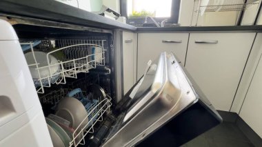 Bir ev mutfağına yerleştirilmiş temiz bulaşıklı bulaşık makinesi. Yüksek kalite fotoğraf