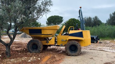 Kazı makinesi toprağı temizlemek ve inşaat alanındaki kazıdan çıkarmak için çalışıyor. - Evet. Yüksek kalite fotoğraf