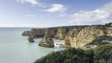 Marinha Sahili ve Mesquita Sahili 'nin havadan görünüşü. Carvoeiro 'da güzel bir sahil, Algarve, Portekiz' de. Yüksek kalite fotoğraf