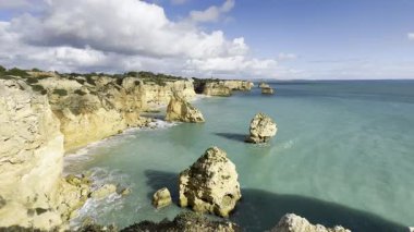 Portekiz 'in en ünlü yerlerinden biri olan Praia da Marinha yakınlarındaki doğal kemerli manzara, Algarve, Lagoa' daki Atlantik kıyısında yer almaktadır. Yüksek kalite fotoğraf