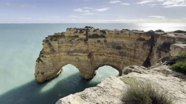 Engebeli kayalıkların altındaki doğal kemerler, Praia da Marinha, Algarve, Portekiz, Avrupa. Yüksek kalite fotoğraf