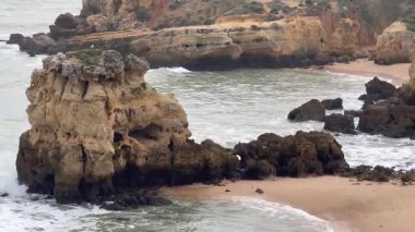 Güzel Praia dos Arrifes 'in yukarıdan görünüşü, Algarve plajı, Albufeira. Portekiz. Yüksek kalite fotoğraf