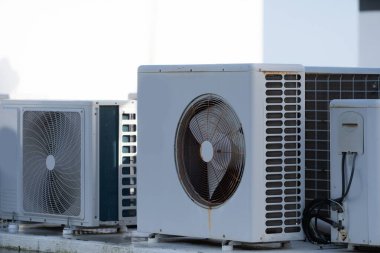 HVAC sistemleri endüstriyel havalandırma üniteleriyle bir çatıda çalışıyor. Ticari binalar ve şehir altyapısı için havalandırma ve soğutma sağlıyor. Yüksek kalite fotoğraf