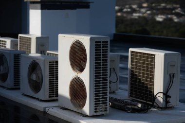 HVAC sistemleri endüstriyel havalandırma üniteleriyle bir çatıda çalışıyor. Ticari binalar ve şehir altyapısı için havalandırma ve soğutma sağlıyor. Yüksek kalite fotoğraf