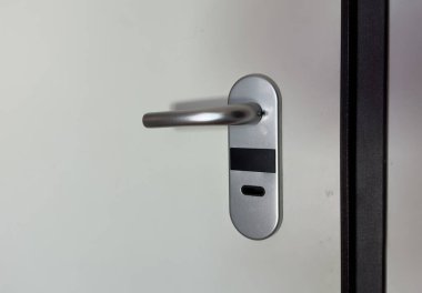 Modern paslanmaz çelik sapı ve kilidi olan ahşap kapı, hafif açık. Yüksek kalite fotoğraf