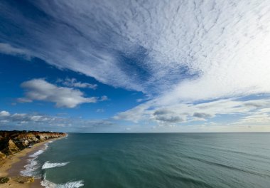 Güney Portekiz 'in Algarve bölgesinde yer alan Praia do Barranco das Belharucas plajının deniz manzarası ve kıyı şeridi. Praia do Barranco das Belharucas plajı, Albufeira, Algarve, Portekiz. Yüksek kalite fotoğraf