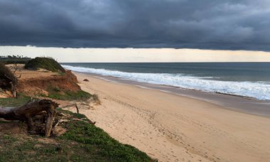 Algarve Quarteira Vilamoura sahillerinin gökyüzünün manzarası. Yüksek kalite fotoğraf