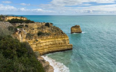 Portekiz 'in en ünlü plajlarından biri olan güzel Praia da Marinha, Algarve, Lagoa' daki Atlantik kıyısında yer almaktadır. Yüksek kalite fotoğraf