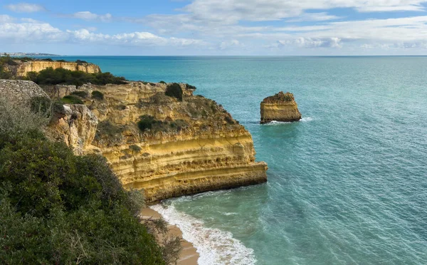 Portekiz 'in en ünlü plajlarından biri olan güzel Praia da Marinha, Algarve, Lagoa' daki Atlantik kıyısında yer almaktadır. Yüksek kalite fotoğraf