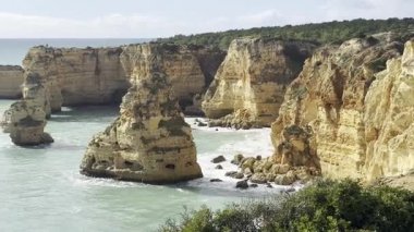 Portekiz 'in en ünlü plajlarından biri olan güzel Praia da Marinha, Algarve, Lagoa' daki Atlantik kıyısında yer almaktadır. Yüksek kalite fotoğraf
