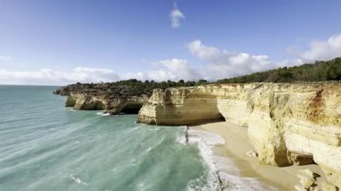 Portekiz 'deki deniz mağarasında gün doğumu. Yüksek kalite fotoğraf