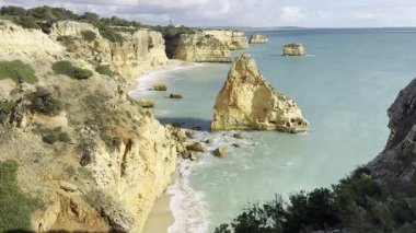 Engebeli kayalıkların altındaki doğal kemerler, Praia da Marinha, Algarve, Portekiz, Avrupa. Yüksek kalite fotoğraf