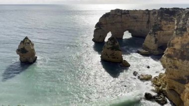 Engebeli kayalıkların altındaki doğal kemerler, Praia da Marinha, Algarve, Portekiz, Avrupa. Yüksek kalite fotoğraf
