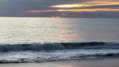 Atlantik Okyanusu 'nda gün batımında Portekiz' de insan siluetleri dalgalanır. Yüksek kalite 4k görüntü