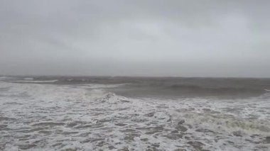 Atlantik Okyanusu sahilinde büyük dalgalar. Yüksek kalite 4k görüntü