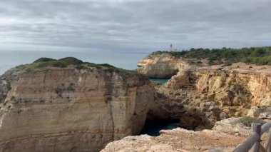 Güneşli günde Kaya oluşumları, Kayalıklar ve Atlantik Okyanusu. Algarve, Portekiz. Yüksek kalite fotoğraf