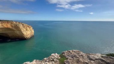 Portekiz 'in Algarve bölgesinde bir mağara manzarası. Yüksek kalite fotoğraf