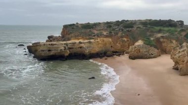 Güzel Praia dos Arrifes 'in yukarıdan görünüşü, Algarve plajı, Albufeira. Portekiz. Yüksek kalite fotoğraf