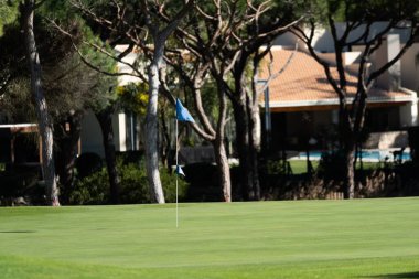 Mavi Gök 'le Yeşil Golf Sahasının Güzel Manzarası. Yüksek kalite fotoğraf