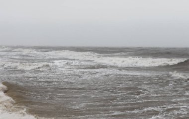 Bulutlu bir günde Rocky Sahili 'ne çarpan dramatik dalgalar. Yüksek kalite fotoğraf