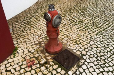 Binanın dışına yerleştirilmiş bir yangın musluğunun görüntüsü. Yüksek kalite fotoğraf