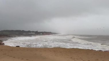 Atlantik Okyanusu sahilinde büyük dalgalar. Yüksek kalite 4k görüntü