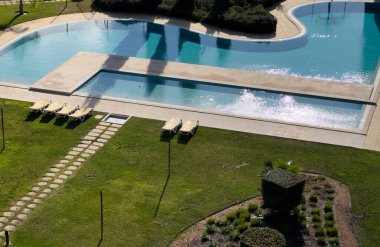 Havuz kenarında dinlenme koltukları ve mahremiyet çiti. Yüksek kalite fotoğraf