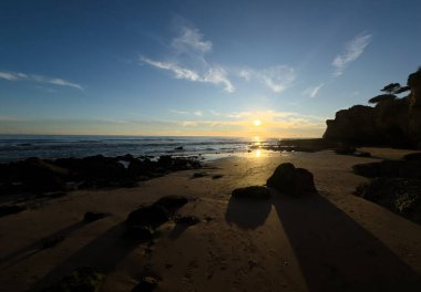 Deniz manzarası ve Olhos de Agua, Albufeira, Algarve, Portekiz sahilleri. Yüksek kalite fotoğraf