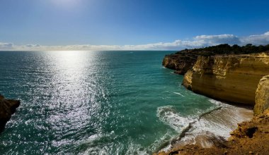 Algarve, Portekiz 'deki kumlu Corredoura Sahili' nden güzel uçurumlar. Yüksek kalite fotoğraf