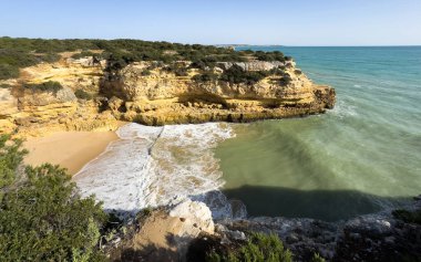 Güzel sahil üzerinde gün batımı, Praia das Fontainhas, Algarve, Portekiz. Yüksek kalite fotoğraf