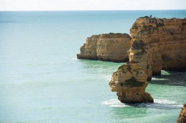 Portekiz 'in en ünlü plajlarından biri olan güzel Praia da Marinha, Algarve, Lagoa' daki Atlantik kıyısında yer almaktadır. Yüksek kalite fotoğraf