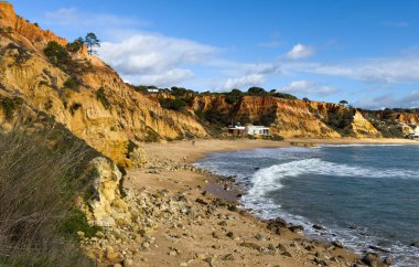 Güney Portekiz 'in Algarve bölgesinde yer alan Praia do Barranco das Belharucas plajının deniz manzarası ve kıyı şeridi. Praia do Barranco das Belharucas plajı, Albufeira, Algarve, Portekiz. Yüksek kalite fotoğraf