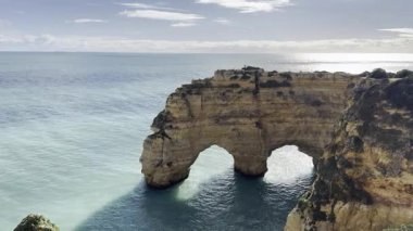 Engebeli kayalıkların altındaki doğal kemerler, Praia da Marinha, Algarve, Portekiz, Avrupa. Yüksek kalite fotoğraf