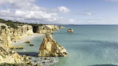 Portekiz 'in en ünlü yerlerinden biri olan Praia da Marinha yakınlarındaki doğal kemerli manzara, Algarve, Lagoa' daki Atlantik kıyısında yer almaktadır. Yüksek kalite fotoğraf