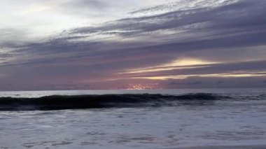 Atlantik Okyanusu 'nda gün batımında Portekiz' de insan siluetleri dalgalanır. Yüksek kalite 4k görüntü