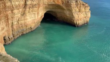 Güneşli günde Kaya oluşumları, Kayalıklar ve Atlantik Okyanusu. Algarve, Portekiz. Yüksek kalite fotoğraf