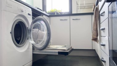 Bulaşık makinesiyle. İçinde temiz tabaklar olan bulaşık sepeti. Modern ev mutfağı. Yüksek kalite fotoğraf