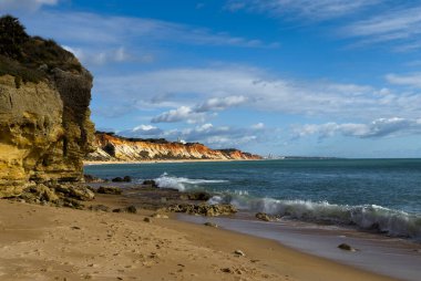 Deniz manzarası ve Olhos de Agua, Albufeira, Algarve, Portekiz sahilleri. Yüksek kalite fotoğraf