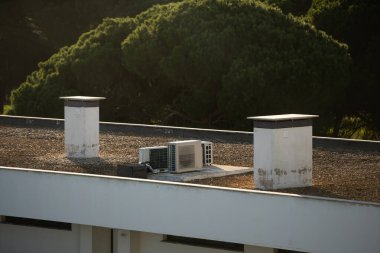 Ticari havalandırma ve havalandırma sistemlerinin dış üniteleri endüstriyel bir binanın çatısına kurulmuştur. Yüksek kalite fotoğraf