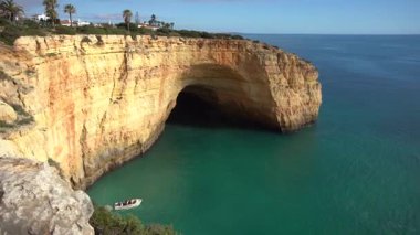 Portekiz 'in Algarve bölgesinde bir mağara manzarası. Yüksek kalite fotoğraf