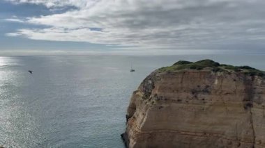 Portekiz 'in Algarve bölgesinde bir mağara manzarası. Yüksek kalite fotoğraf