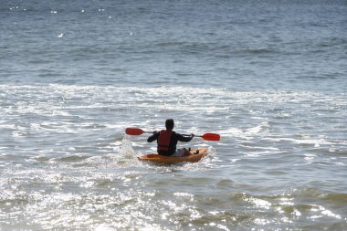 Mavi Deniz Adamı 'nda su sporları yapan bir kano. Yüksek kalite fotoğraf
