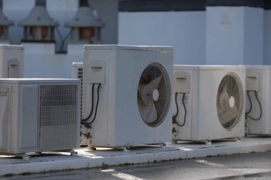 HVAC sistemleri endüstriyel havalandırma üniteleriyle bir çatıda çalışıyor. Ticari binalar ve şehir altyapısı için havalandırma ve soğutma sağlıyor. Yüksek kalite fotoğraf
