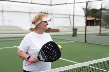 Padel, spor ve üst düzey kadın portresi oyun, maç ve antrenman için sahada. Kapalı alan, gülümseme ve spor için raket, tenis, antrenman ve hobi için egzersiz ve uygunluk. Yüksek kalite fotoğraf