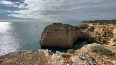 Güneşli günde Kaya oluşumları, Kayalıklar ve Atlantik Okyanusu. Algarve, Portekiz. Yüksek kalite fotoğraf