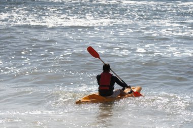 Mavi Deniz Adamı 'nda su sporları yapan bir kano. Yüksek kalite fotoğraf
